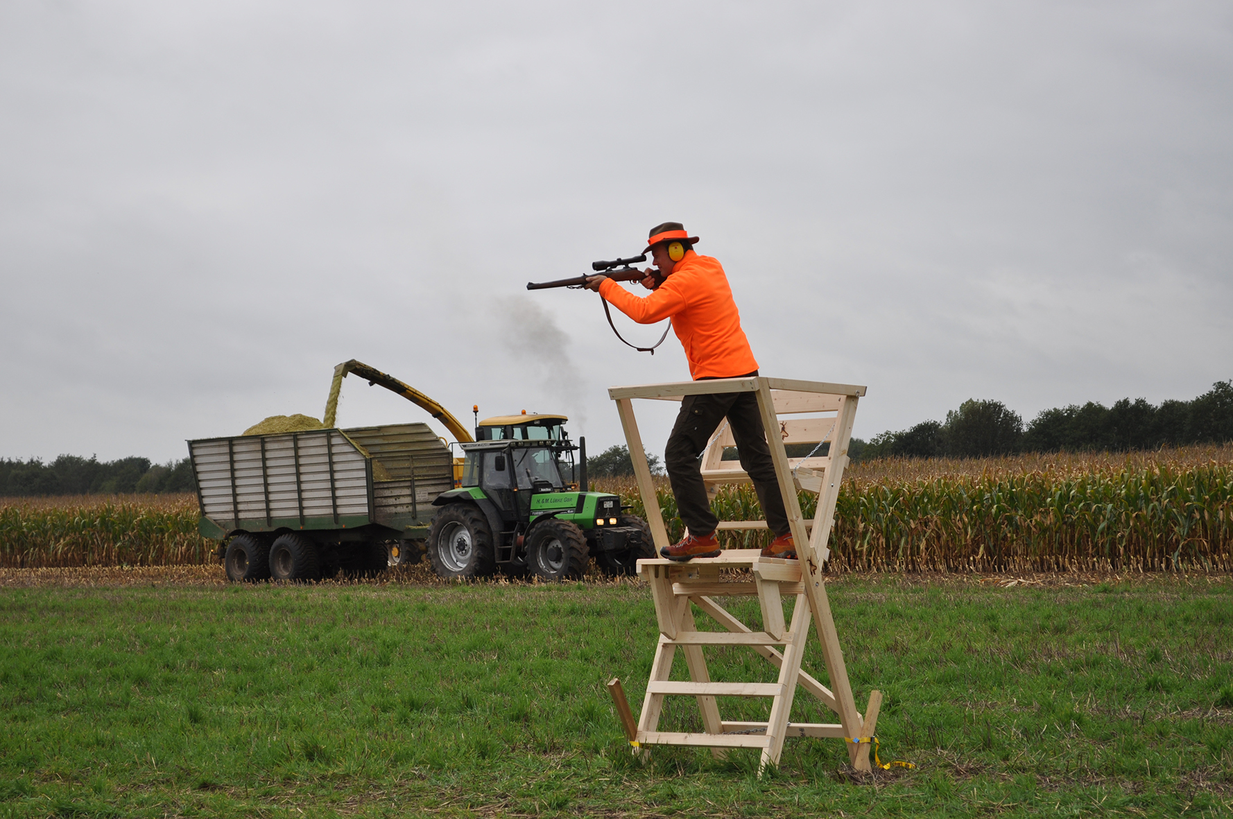 Schussabgabe von erhöhter Position bei Erntejagden und großflächige Signalkleidung bei Gesellschaftsjagden machen die Jagd sicherer.  Foto: SVLFG